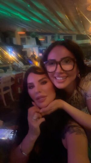 Serpil Çakmaklı Instagram - Yeni albümün hayırlı uğurlu ve sana şans getirsin  @deryamutlu_official Oturduğun masadan kalkıp yanıma gelen  sevgisini söylemekten çekinmeyen cesur kadın seni kutlarım Evet beni az kalsın nefessiz bırakıyordun ama hepsi sevgiden.😘Bu arada kendini beğenmiş kasıntı diyenlere bir cevap olsun hiç tarzım değil beni tanımadan hakkımda karar vermeniz hiç hoş değil .Ego kibir bende bunların hiç birisi yok  sayfamın güzel insanları iyi bilirler öyle olmadığımı sizin fikrinizin benim için bir önemi yok bilin istedim #serpilçakmaklı #iyiakşamlar #iyigeceler🌙 #mutluakşamlar #mutluhaftalar#almanyadakitürkler #fransadakitürkler #amerikadakiturkler #isviçredekitürkler #istanbul🇹🇷 #eskişehir #izmir #antalyaturkey #ankara #reelsinstagram #reels #keşfetteyiz##follow #türkiye#günaydın #gün#gun#hayat #eğlence