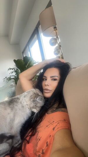 Serpil Çakmaklı Instagram - Pozitif enerjik sağlıklı bir haftaya başladık biz umutumla aşığım aşığım ben bu güzelliğe ❤️#serpilçakmaklı #mutluhaftalar #reels #huzur❤️ #reels #reelsinstagram #keşfet #almanyadakitürkler #isviçredekitürkler #dubai🇦🇪 #catlovers #catholic #catlife #kedi #kedisevgisi #kediaşkı#pazartesi#marina24#hayat