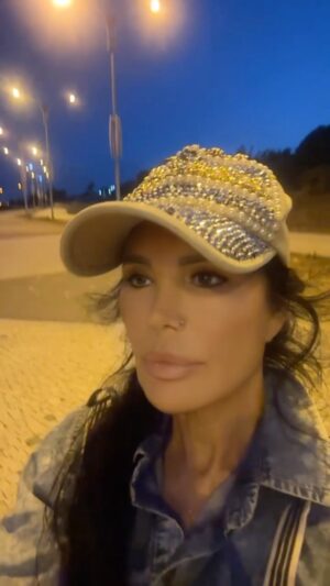 Serpil Çakmaklı Instagram - İyi akşamlar geceniz güzel olsun arkadaşlar 🙏#serpilçakmaklı #iyiakşamlar #geceler #mutluluk #mutluhaftalar #reels #keşfeteyiz#reelvideo #reelviral#marina24 #istanbul #ankara #spor #eskişehir #izmir #bursa#aşk #günaydın #mutlupazarlar#şapkalar#hayat