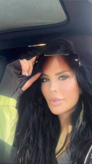 Serpil Çakmaklı Instagram - Etrafınızda değerden vefadan anlamayanları  size iyi gelmeyen her kimse atın gitsin.Hepinizi duyar gibiyim gibiyim hangimiz yaşamıyoruzki az insan çok huzur 🙏#serpilçakmaklı #huzur #dostluk #nurviralhayattaherşeyvar #nurviral #realvideo📽 #çarşamba #istanbul #izmir #antalya #cinema#isviçre #bodrum #ankara #bursa #seyehat #tatil #londra #almanya #almanyadakitürkler#mutluhaftalar