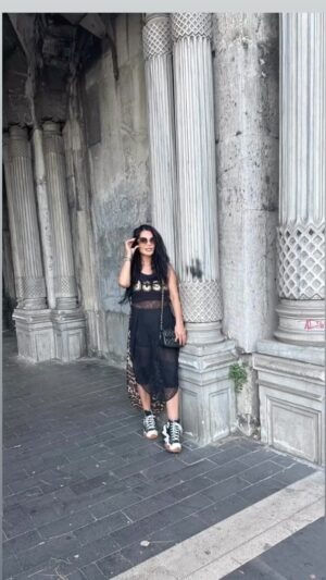Serpil Çakmaklı Instagram - Gündüzüm seninle gecem seninle sevdiklerinle yaşanan her gün ömre bedel işler güçler ziyaretlerle dolu bir gün dünden kalan arjşvlere saklanmamalı hepinize güzel bir hafta diliyorum .Sahip olduklarımız için şükrettikçe daha çok iyilik ve güzelliği kendimize çekeriz Her güne şükürle başlamanın mutluluğu 🙏❤️Canlarım sizleri seviyorum sayfamın birbirinden değerli  yüreği güzelleri iyiki varsınız hepte var olun #serpilçakmaklı #istanbul🇹🇷 #i̇zmir #antalyaturkey #adana #eskişehir #bursa #ankara #mutluhaftalar #huzur #keşfet #reels #günaydın #almanyadakitürkler #fransadakitürkler #isviçredekitürkler#iyiakşamlar #aşk