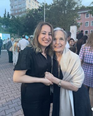 Serpil Tamur Instagram - Derin ‘nin mazuniyetinde çok sevgili hocamızSaniye Özlü ile .
ÇOK TEŞEKKÜR EDERİZ HOCAM TÜM EMEKLERİNİZ İÇİN .
@Saniye Özlü