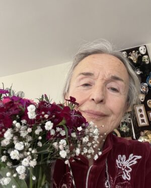 Serpil Tamur Instagram - 60yıldır sönmeyen ateşini içimde taşıdıgım,bu meslege ömrünü adamış tüm meslektaşlarımın günü kutlu olsun. Bu güzel çicegi bana yollayan sevgili Can Murat Yaşar’a sonsuz teşekkür ederim ,her yıl hiç aksatmadan  bunu yapıyor senin söyleyişinle “Sevgi Saygı Hoşgörü”
Sağol Can Murat Yaşar Şengel