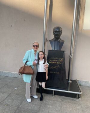 Serpil Tamur Instagram - Sevgili Torunum Derin Oğralı’ nın müzik dinletisi muhteşemdi ,gururla izledim Sev Okullarını ve hocalarını kutluyorum .Çok güzel bir gösteriydi çok iyi hazırlanmışlar ,emegi gecen herkesi kutluyorum👏👏👏👏