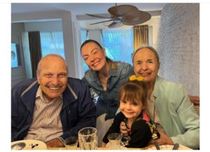 Serpil Tamur Instagram - Sevgili Luna,
Bu gün nihayet seninle tanıştım sen ne harika birçocuk olmuşsun Dede ve ben seni gördügümüz için çok mutlu olduk birlikte çok keyifli saatler geçirdik teşekkür ederim yavrum ,öpüyorum seni sevgiyle ❤️❤️