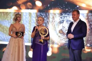 Serpil Tamur Instagram - Sıra geldi teşekküre: ogece çok heyecanlandım sebebini bilmiyorum acaba 60yılı içine sıgdırdıgı içimi!!!
Çukurova kadın zirvesi başarılı kadınlar  ödül töreninde oldugum içindi belkide?
Ödülü Mersin belediye reisimiz SayınVahap Seçer beyden aldıgım içindi belkide çok sevgili sunucularımız Yeliz Dogramacı Arman veCengiz Ayaz Official ‘ın muhteşem sunumlarından ,teşekkürün çok az oldugu bu gece için  kalpten sevgilerimle kucaklıyorum herkesi ,benim gibi 60yılını doldurmuş oyuncu arkadaşlarım adınada alıyorum  bu ödülü. Kaç yaşında olursanız  olun ödül almak hatırlanmak çok güzel TEŞEKKÜR EDERİM @SAYGIN KURT @VAHAP SEÇER@YELİZ DOGRAMACILAR VE@CENGİZAYAZOFFİCİAL
