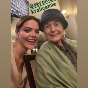 Serpil Tamur Instagram - Fotoğrafları karıştırırken buldum,çok özledigim için sevgili kızım Hilal Altınbilek’le olan bu fotoğrafımızı koyuyorum ,canım benim