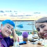 Serra Yılmaz Instagram - Evet son dönemde çok post yazmıyorum ama artık kayda değer lezzetleri ve güzellikleri yazmaya karar verdim. Karaköy’de eski Yolcu Salonunun yerine açılan Peninsula Otelin restoranı Gallada’ya davetliydik. Gallada bu mevsimde iki muhteşem terastan oluşuyor. En üstte bar altında restoran. Manzarayı görüyorsunuz, insan bakmaya doyamıyor. Fatih Tutak menusu yiyeceğimiz için de heyecanlıydık doğrusu. Enginar ve domates salatasıyla başladık, ikisi de çok leziz ve şaşırtıcıydı, zaten domatesler yemeğin sonuna dek soframızda kaldı arada dayanamayıp iki tane daha atıyorduk ağzımıza. Sonra biri yengeç biri karides dolu mantı damağımızı şenlendirdi. Siyah sarımsaklı fener balığının fotoğrafını bile çekemedik. Ama gelelim tatlılara : hem çok doyduğumuzdan hem şeker oranı yüksek tatlara uzak olduğumdan hem de sıkı bir “yuzusever” olduğumdan tabii ki yuzu karını seçtik! İşte bu tatlı bizi çocukluğumuza götürdü ve resmen sevindirdi! Kar yemiş iki kız çocuğu sevinciyle ayrıldık masamızdan! Şef Fatih Tutak’a ve bizi ağırlayan tüm Gallada ekibine çok teşekkür ederiz. Lezzetle kalın! @fatih_tutak @galladaistanbul #davet 🇮🇹 Siamo state invitate nel Ristorante Gallada sull’albergo Peninsula a Istanbul. La vista è grandiosa uno non vuole partire. Il menu è del chef doppio stellato Fatih Tutak ed è semplicemente squisito. Ne siamo partite con una gioia infantile visto il dolce che abbiamo mangiato: neve di yuzu!
