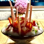 Serra Yılmaz Instagram - Evet son dönemde çok post yazmıyorum ama artık kayda değer lezzetleri ve güzellikleri yazmaya karar verdim. Karaköy’de eski Yolcu Salonunun yerine açılan Peninsula Otelin restoranı Gallada’ya davetliydik. Gallada bu mevsimde iki muhteşem terastan oluşuyor. En üstte bar altında restoran. Manzarayı görüyorsunuz, insan bakmaya doyamıyor. Fatih Tutak menusu yiyeceğimiz için de heyecanlıydık doğrusu. Enginar ve domates salatasıyla başladık, ikisi de çok leziz ve şaşırtıcıydı, zaten domatesler yemeğin sonuna dek soframızda kaldı arada dayanamayıp iki tane daha atıyorduk ağzımıza. Sonra biri yengeç biri karides dolu mantı damağımızı şenlendirdi. Siyah sarımsaklı fener balığının fotoğrafını bile çekemedik. Ama gelelim tatlılara : hem çok doyduğumuzdan hem şeker oranı yüksek tatlara uzak olduğumdan hem de sıkı bir “yuzusever” olduğumdan tabii ki yuzu karını seçtik! İşte bu tatlı bizi çocukluğumuza götürdü ve resmen sevindirdi! Kar yemiş iki kız çocuğu sevinciyle ayrıldık masamızdan! Şef Fatih Tutak’a ve bizi ağırlayan tüm Gallada ekibine çok teşekkür ederiz. Lezzetle kalın! @fatih_tutak @galladaistanbul #davet 🇮🇹 Siamo state invitate nel Ristorante Gallada sull’albergo Peninsula a Istanbul. La vista è grandiosa uno non vuole partire. Il menu è del chef doppio stellato Fatih Tutak ed è semplicemente squisito. Ne siamo partite con una gioia infantile visto il dolce che abbiamo mangiato: neve di yuzu!