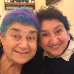 Serra Yılmaz Instagram - So che qualsiasi descrizione sarà approssimativa ma ci provo, anche perché soltanto quando uno spettacolo mi colpisce veramente prendo il tempo di fare un post. Ho incontrato per caso Silvia Gribaudi su Instagram e mi sono messa a seguirla sperando di vedere al più presto uno suo spettacolo. E sono riuscita a vedere GRACES il week-end a TEATRO NUOVO a Napoli. Tutto ciò al quale mi aspettavo vedendo il piccolo estratto era lì davanti ai miei occhi: grande ironia, auto derisione, umorismo, tutto. Abbiamo riso dall’inizio alla fine, apprezzato l’interazione col pubblico di età molto variata. Una delizia. Grazie Silvia. Andrea, Matteo, Siro, e Leonardo! Ormai ti seguo cara! 🇫🇷 au cas où rencontrez un spectacle de Silvia Gribaudi, allez le voir. Vous ne le regretterez point! 🇹🇷Harika bir dans gösterisi seyrettim koreografı Silvia Gribaudi, umarım Türkiye’de de onu seyretmek sanatseverlere nasip olur. #silviagribaudi #graces #teatronuovo @gribaudisilvia www.silviagribaudi.com