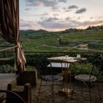 Serra Yılmaz Instagram - Evet yeni bir Piano Piano Toscana turumuz başlıyor çok yakında, yine güzelim Toscana’nın enfes şaraplarının üretildiği Chianti bölgesinde gezeceğiz tozacağız, güzel yemekler yiyip, şarkılar söyleyerek keyif yapacağız ve de en hoşu Toscana’da çekilmiş filmlerin izini süreceğiz. Bir iki tane odamız boşaldı eğer içinizde “Tüh nasıl kaçırdım bu turu?!” diyen sinefil gezgin varsa, bekleriz… @pianopianotoscana profilinde tüm ayrıntıları bulabilirsiniz. #bellatoscana #chianti #pianopianotoscana #toskanadansevgilerle #italyanfilmleri