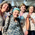 Serra Yılmaz Instagram - Harika bir 2 gün yaşadık, bir çok katılımcı konuyu keyifli fotoğraflar paylaşarak yazdı. Levon her şey cüretle başlar diyordu, bence her şey hayal kurmakla başlıyor sonra bu hayali gerçek kılmak için cürete tabii ki çok ihtiyaç var. Mehmet ve Cemre 1001 teşekkür cüretkar hayalperestler olduğunuz için ve bana uzun zamandır artık söz dağarcığımızda olmayan bir sözcüğü ve dolayısıyla bir kavramı hatırlatıp canlandırdığınız için: İMECE! Bol keyifli bir imece yaptık, birlikte üretmeyi, dayanışmayı tekrar hatırladık! Daha nicelerine diyorum. Tüm katılımcılara da bol teşekkür ve buse yolluyorum. Bu arada hala katkıda bulunmak mümkün , bağış yapmak için @turkeymozaik e başvurabilirsiniz. #cradleoffood #turkeymozaikfoundation #prototiprakı @meydiageo 🇮🇹Questo post è per ringraziare gli amici che hanno organizzato a Londra un evento gastronomico x una colletta per i terremotati turchi e siriani. Il primo giorno abbiamo cucinato tutti insieme: c’erano una quantità di giovani chef e anche giornalisti o persone come me che si intendono di cibo. Secondo giorno conferenza e a pranzo abbiamo mangiato tutte le specialità della regione che avevamo cucinato la vigilia. E stato favoloso ricordarci di produrre insieme per solidarietà. La solidarietà per il terremoto deve essere a lungo termine perché passato l’emozione immediata si dimentica tutto e non va bene, allora potete sempre donare tramite Turkey Mozaik Foundation @turkeymozaik