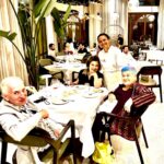 Serra Yılmaz Instagram - Uzun bir yaz geçirdim Türkiye’de, yaşarken post yazıp yayınlamakta hep zorlanıyorum ama sevdiğim, sevmeye devam ettiğim ya da yeni CG keşfettiğim yerleri de paylaşmak istiyorum. Seraf’ı İnstagram da keşfettim çok merak edip taaa Mahmutbey’e gittim ve bulduğum yemek ve insan kalitesi o kadar yüksekti ki, müdavimi oldum tüm uzaklığına rağmen. Vadi Seraf’ın açılmasını dört gözle bekledim ve mekanı yakın olmamakla birlikte yine çok sevdim ve sürekli gider oldum, eşimi dostumu güvenle götürdüm. Her gidişimizde inanılmaz bir lezzet, yeni tatlar, Doğan Bey’in ve Sinem’in misafirperverliği bizi çok mutlu etti. Tek tek yemeklere değinirsem işin içinden çıkamayız. Umarım yolunuz düşer damağınız şenlenir. 🇮🇹oggi vi vorrei consigliare un ristorante dei miei preferiti in assoluto a Istanbul. Si tratta di cucina regionale, hanno due locali io vi consiglierei quello più vicino dal centro: Vadi Seraf. Vi assicuro che sarà una festa per il vostro palato. E non dimenticare che è tutto fatto a mano uno per uno. @serafvadi @serafmahmutbey @sinemozler @dgnyildrm @sabiha.apaydin #michelin #serafrestaurant #cucinaturca #cucinaturcaregionale #cucinaautentica #reklam #davet