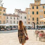 Serra Yılmaz Instagram - Ve beklenen turlardan biri daha sitede online ✨ @serrafine ile sonbaharda yaptığımız enogastronomik Toscana gezisinden sonra şimdi de ilkbaharda Toscana’nın en güzel şehirlerinden Siena, San Gimignano, Lucca ve Floransa’yı geziyoruz. Gezerken Lucca’da antika pazarına Floransa’da operaya gidiyoruz. Birbirinden lezzetli yemekler ve şaraplarla her gün yeni yerler keşfedeceğimiz bu turun tüm detaylarını internet sitemizde bulabilirsiniz. @pianopianotoscana sayfasından linke tıklayabilirsiniz. www.pianopianotoscana.com #serrayılmaziletoskana #pianopianotoscana #toskanadansevgilerle