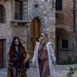 Serra Yılmaz Instagram - Ve beklenen turlardan biri daha sitede online ✨ @serrafine ile sonbaharda yaptığımız enogastronomik Toscana gezisinden sonra şimdi de ilkbaharda Toscana’nın en güzel şehirlerinden Siena, San Gimignano, Lucca ve Floransa’yı geziyoruz. Gezerken Lucca’da antika pazarına Floransa’da operaya gidiyoruz. Birbirinden lezzetli yemekler ve şaraplarla her gün yeni yerler keşfedeceğimiz bu turun tüm detaylarını internet sitemizde bulabilirsiniz. @pianopianotoscana sayfasından linke tıklayabilirsiniz. www.pianopianotoscana.com #serrayılmaziletoskana #pianopianotoscana #toskanadansevgilerle