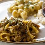 Serra Yılmaz Instagram - Ve beklenen turlardan biri daha sitede online ✨ @serrafine ile sonbaharda yaptığımız enogastronomik Toscana gezisinden sonra şimdi de ilkbaharda Toscana’nın en güzel şehirlerinden Siena, San Gimignano, Lucca ve Floransa’yı geziyoruz. Gezerken Lucca’da antika pazarına Floransa’da operaya gidiyoruz. Birbirinden lezzetli yemekler ve şaraplarla her gün yeni yerler keşfedeceğimiz bu turun tüm detaylarını internet sitemizde bulabilirsiniz. @pianopianotoscana sayfasından linke tıklayabilirsiniz. www.pianopianotoscana.com #serrayılmaziletoskana #pianopianotoscana #toskanadansevgilerle