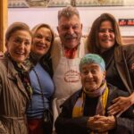 Serra Yılmaz Instagram - Ve beklenen turlardan biri daha sitede online ✨ @serrafine ile sonbaharda yaptığımız enogastronomik Toscana gezisinden sonra şimdi de ilkbaharda Toscana’nın en güzel şehirlerinden Siena, San Gimignano, Lucca ve Floransa’yı geziyoruz. Gezerken Lucca’da antika pazarına Floransa’da operaya gidiyoruz. Birbirinden lezzetli yemekler ve şaraplarla her gün yeni yerler keşfedeceğimiz bu turun tüm detaylarını internet sitemizde bulabilirsiniz. @pianopianotoscana sayfasından linke tıklayabilirsiniz. www.pianopianotoscana.com #serrayılmaziletoskana #pianopianotoscana #toskanadansevgilerle