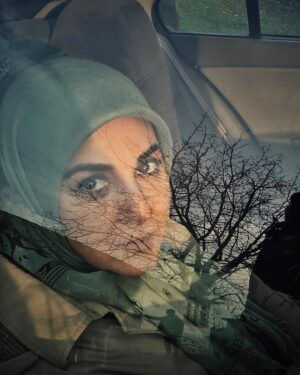 Setare Eskandari Instagram - تو امدى چون صاعقه ،اسمان شدم من تا در اغوشت  گيرم 
باد و طوفانت را دشت شدم ...
تن سپردم به امواج ِ تو ،برايت من دريا شدم..
كمان ِ دل كشيدم با تيرِ بوسه هاى ِ تو ، دورتر از مرزهاى باور نشاندمش 
چشم بستم تا با اسبِ من سواره شوى بر صحراى ِداغِ خيال...
دانه  دانه هاى اشكهايت  را باور كردم من..
باران ِ كدامِ زمستان چشمانت راشسته است كه ديگرتورا سراغى از بهارنيست ؟ 
من بى باورم به ماه وبه اتش ...
نگاه كن مرا ...
در كوچه پس كوچه هاى ِ جنگل ِدرد تو را من مى سپارم به  باد ... به باد ... به باد
#محمد جان رسولى لحظه را ثبت كرد 🙏🍃@hamarasouli