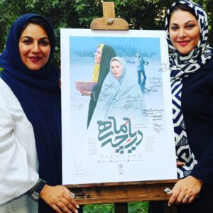 Setare Eskandari Instagram - با خواهر جان ...در اكران درياچه ماهى ..اين فيلم اين روزها بر پرده سينماست ..نگاهى شاعرانه و متفاوت به جنگ..و زنان چشم به راه همسرانى كه برنگشتند و كودكان چشم انتظار ، كه بزرگ شدند