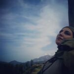 Setare Eskandari Instagram - نازنين همراهان من ..دوستان ِ شناس و ناشناس ..سپاسگزار مهرتان هستم حالا و هميشه .. 🍃🍃🍃🍃🍃🍃🍃🍃 امروز در پانصدمين پست ٤٤ ساله شدم مقارن با عيد فطر و اولين بازى ايران در جام جهانى ..با تبريك و ارزوى پيروزى ايران ،..از دنياى مجاز خداحافظى مى كنم با اين باور كه مهرتان واقعى بود وهست و انتقاداتتان سازنده ..دور مى شوم تا دوباره نگاه كنم به انچه پشت سر گذاشته ام ، به راهم ،خودم ، هدفم ..با اين اميد كه پر بارتر باز گردم، اسمانِ ابىِ مهرتان را همچنان ارزومندم 🍃🌿🍃🌿🍃🌿🍃🌿🍃🌿 اين صفحه براى تبليغ تئاتر و سينما و هر رخداد فرهنگى باز خواهد ماند⭐️🍃⭐️🍃⭐️🍃⭐️
