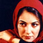 Setare Eskandari Instagram - 🌿🌿اين عكس را دوست عزيزى برايم فرستاده ..يادم نيامد تاريخ ثبتش را ..شايد پانزده شانزده سال پيش يا بيشتر حتى .. نگاهم را نگاه كردم ..پر بود از ميل به رسيدن .. شبيه كسى بودم كه با اينكه خجالت مى كشد دلش مى خواهد به ارزو هايش برسد .. يك مصمم ماخوذ به حيا... دلم تنگ شد ناگهان .. و گرفت براى همه راههاى نرفته ام .. و پر كشيد 🌿🌿🌿