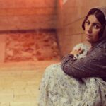 Setare Eskandari Instagram - خرداد كه مى شود ، حادثه اغاز مى شود ، تاريخ مى تپد ..به انتظار نشسته ام تا زندانى نباشد در جغرافياى ِ گره خورده امان با يكديگر عكس را بهروز هداوند عزيز برداشت از نيره دندون طلا #پوريا_نوري