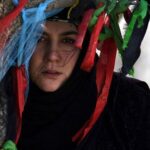 Setare Eskandari Instagram - ماهرو ...نمونه ی هزاران زنیست که درسکوت نظاره کرده اند رفتن همسرانشان ، فرزندانشان ، پدرانشان را ..تا ایران زمین بر جای بماند ..نظاره کرده اند و بغضشان در گلو ماند تا همیشه ی تاریخ ...کسی انها را به یاد نمی اورد چون صبور بوده اند و بی ادعا عاشق ..کسی انها را به یاد نمی اورد ،شما نگاهشان کنید به یاد بیاوریدشان #سرو_زیر_آب حکایت عاشقانِ ساکت است