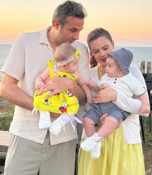 Sevil Uyar Instagram - 🌼Mutlu Bayramlar🌼 #family❤️🧿 #venüs #marsel #love #sevlev #ikizlerim #canımciğerim #papatyam #herşeyim #aşklarım #hayatımınhediyesi #sarışekerimvenüsüm #süpermanmarselim #cimcimevenüsüm #patronbebekmarsel