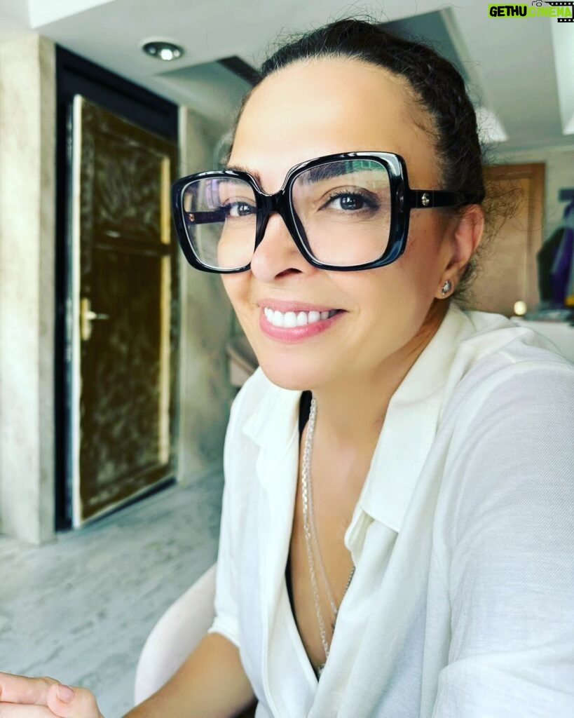 Sevil Akı Saner Instagram - Gözlük sevdam sorgulanmasın ... yüzük,gözlük,şapkalarım ve ben 😎💚