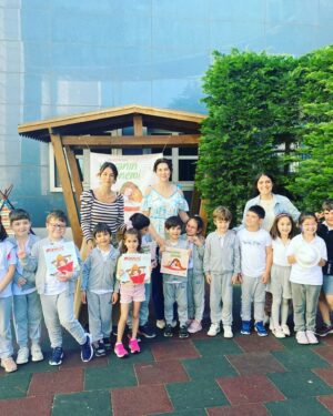 Sevinç Gürşen Kıranlı Instagram - Bugün sevgili oğlumun okulunda kitap etkinliğimiz vardı, @isteksemihasakirkampusu başta olmak üzere tüm @istekokullari 'na misafirperverlikleri için teşekkür ederim. Çok verimli bir eğitim yılını geride bırakmaya yaklaştığımız bugünlerde biz ailecek okulumuzun ve öğretmenlerimizin Atatürkçü , ilkeli ve sevgi dolu yaklaşımları ile çocuklarımız adına çok mutlu ve umut doluyuz.Bu vesile ile de  Meltem öğretmenimiz 🌷, Gamze öğretmenimiz 🌷, müdürümüz @nevalisik🌷, müdür yardımcımız Aslı hanım🌷 nezninde tüm öğretmenlerimize🌷🌷🌷🌷🌷🌷🌷 teşekkürü bir borç bilirim.Benim de eğer ufacıcık bir katkım olduysa,  ne mutlu bana🌟😊🇹🇷
