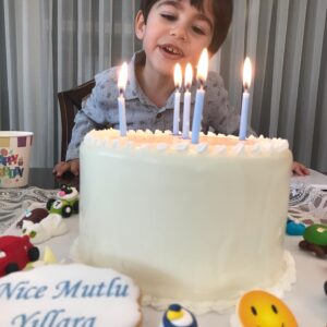 Sevinç Gürşen Kıranlı Instagram - Canım yavrum dört yaşını doldurdu 🎉🥰🎂, bugünümüze binlerce kere şükürler olsun🙏🏻Bugün için hayâlleri vardı en başta da misafir bekliyordu inşallah seneye daha kalabalık oluruz 🙏🏻#oğlum #doğumgünü #dörtyaş