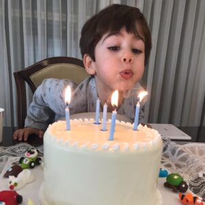 Sevinç Gürşen Kıranlı Instagram - Canım yavrum dört yaşını doldurdu 🎉🥰🎂, bugünümüze binlerce kere şükürler olsun🙏🏻Bugün için hayâlleri vardı en başta da misafir bekliyordu inşallah seneye daha kalabalık oluruz 🙏🏻#oğlum #doğumgünü #dörtyaş