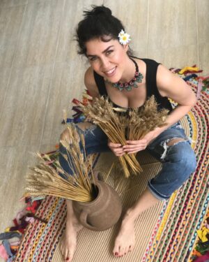 Sevinç Gürşen Kıranlı Instagram - yaz erken gelmiş olabilir 
bn hala baharım 
serinlemek istersen gel 
ağaç gölgesi gibi yanım
oyalanmak için yorma kendini
harcama vaktini boşa
bende zaman ağır 
gençlik baki
bahar dalları açtıkça .. #şiir #poem #şiirsokakta #cumartesi #corona  bu şiirimi size hediye ediyorum 🥰foto by @serapdaphne @daphnegaiaexclusive 🙏🏻