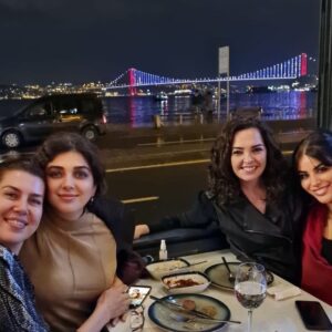 Sevinç Gürşen Kıranlı Instagram - yeri doldurulamayacak bir büyük eksikle...Sabinacığımın doldurulamaz boşluğuyla..🌹🌹🌹🌹