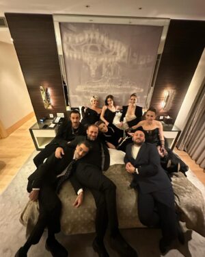 Sezin Bozacı Instagram - #pantenealtınkelebek Bu özel geceye beni hazırlayan;

Elbise: @emirvania
Styling: @seebe.istanbul @begumpalabiyik @sanarangrazz

Ve sevgili #yalıçapkını ailesinden 
Make-up: @azniv_varjabetyan
Hair: @azizoksuz05 
Sonsuz teşekkürler… 💛💛💛