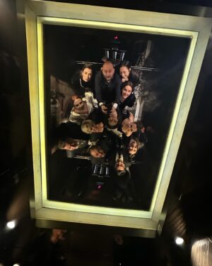 Sezin Bozacı Instagram - #pantenealtınkelebek Bu özel geceye beni hazırlayan;

Elbise: @emirvania
Styling: @seebe.istanbul @begumpalabiyik @sanarangrazz

Ve sevgili #yalıçapkını ailesinden 
Make-up: @azniv_varjabetyan
Hair: @azizoksuz05 
Sonsuz teşekkürler… 💛💛💛