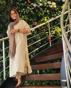 Shadi Mokhtari Instagram - •

بُگذار حرفهايم را در همان ميانه راه رها كنم،
مي‌ايستم...
به عقب كه نگاه مي‌كنم تنها غباري تمامِ خاطرت را پوشانده…
 بُگذار بُگذرم…
آهسته مي‌آيم و اين بار مي‌گويم نگذار حرفهايم رنگ غبار گيرد…
فوت كن هرآنچه كه گذشت را…
بُگذار بُگذرد… ✌🏻🌱