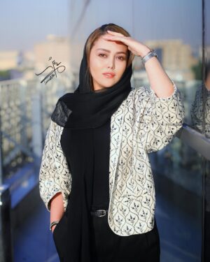 Shadi Mokhtari Instagram - •
مراسمِ رونمایی و اکران فیلمِ سینمایی «مقیمانِ ناکُجـا»
•
📸: @soroushmn_ 🙏🏻🌸