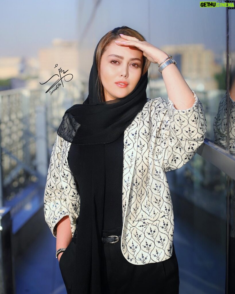 Shadi Mokhtari Instagram - • مراسمِ رونمایی و اکران فیلمِ سینمایی «مقیمانِ ناکُجـا» • 📸: @soroushmn_ 🙏🏻🌸