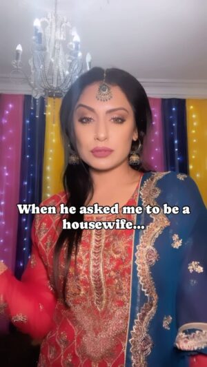 Shafina Shah Instagram - Hehehe 😊😁😉 hahaha, hehehe, bahahahahhahahaaaa Anyone else find themselves funny and laugh at their own jokes or is it just me ?😁😁😅🤣
.
.
.
#shikshakshok #desigirl #missmissions #bollywoodactress #wifenumber2 #ᴛʀᴇɴᴅɪɴɢʀᴇᴇʟs #mehndinight #dancereels #jhumka #misspakistan