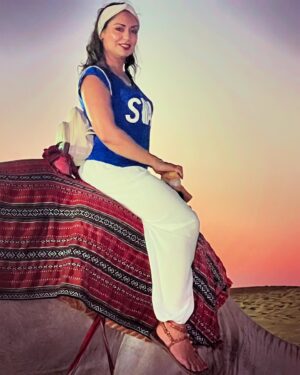 Shafina Shah Instagram - Dubai vibes and desert rides 🏜️ 🐫
.
.
.
Fall in love with you ❤️☝🏽
.
.

#lookatthesky #shafinashah #shafinapatelshah #missmissions #desertsafari #dubai #dubailove #travelandfallinlove #selflove #selfdiscovery #sefcare #funtimes #thebesttimes #traveltodubai #shah #patel #actress #model #blueandwhite #happiness #awareness  #camelride