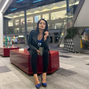 Shafina Shah Instagram - “The strongest actions for a woman is to love herself, be herself and shine amongst those who never believed she could.” —Unknown 💫
.
.

#shafinashah #shafinapatelshah #missmissions #watford #watfordpalacetheatre #blueheels #pakistani #indian #pathan #shah #patel #gujrati #bollywoodactress #ootd #fashion #swag #ukactress #asianartist #selflove #selflovejourney