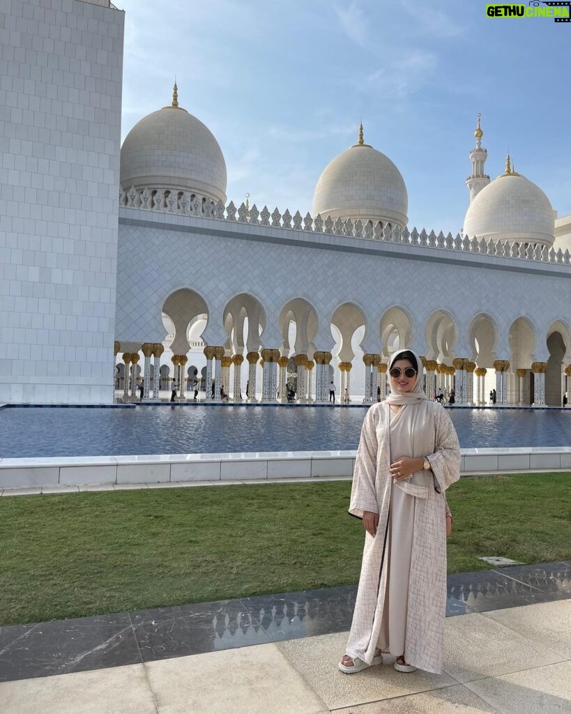 Shahad Hasan Instagram - جامع الشيخ زايد من اجمل الصروح الاسلامية الي زرتها بحياتي عبارة عن تحفة معمارية بعيدا عن البناء والتشييد والثريات العملاقة و السجاد وكل هذه التفاصيل. لفت انتباهي شي الي هو اول مره اشوف جامع يكدرون يزورو كل الجنسيات و الاديان و الطوائف وماكان اكو اي اجرائات صعبه للدخول ❤️ #ابوظبي #جامع_الشيخ_زايد_الكبير