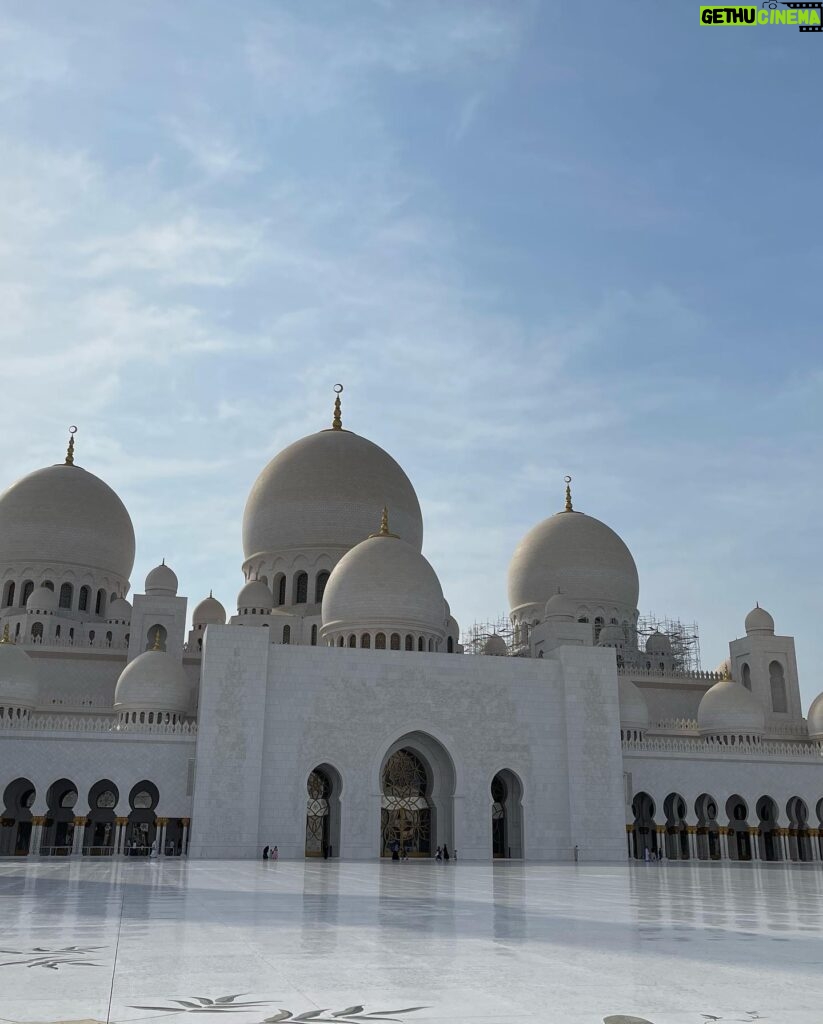 Shahad Hasan Instagram - جامع الشيخ زايد من اجمل الصروح الاسلامية الي زرتها بحياتي عبارة عن تحفة معمارية بعيدا عن البناء والتشييد والثريات العملاقة و السجاد وكل هذه التفاصيل. لفت انتباهي شي الي هو اول مره اشوف جامع يكدرون يزورو كل الجنسيات و الاديان و الطوائف وماكان اكو اي اجرائات صعبه للدخول ❤️ #ابوظبي #جامع_الشيخ_زايد_الكبير