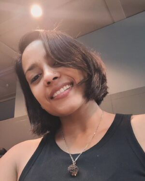 Shahana Goswami Instagram - *NEWNESS* They say changing your hairstyle is a kind of reset to your life and energy and I have always been a great believer of that.. 

Looking forward  to discovering and being this new me. 

Couldn't do it without @zidosalon and my darling @zingranwon ❤️❤️❤️❤️