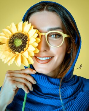 Shahrzad Kamalzadeh Instagram - ناز کن شیرین غزل بس ناز دارد چشم تو
حس لذت آور شهناز دارد چشم تو

می نوازد روح را دیدار گرم چشمهات
یک نگه شیرینی اواز دارد چشم تو

کار حیرت اوری در چشمهایت دیده ام
دختر پیغمبری؟ اعجاز دارد چشم تو

در نگاهت خوانده ام اشعار نغز “خواجه” را
جلوه های گلشن شیراز دارد چشم تو

پشت چشمان سیاهت روشنی خوابیده است
یک چمن،یک باغ چشم انداز دارد چشم تو

می برد عطر نگاهت عقل و هوشم را،مگر
شیشه ی عطر غزل را باز دارد چشم تو

@optic_mb ❤️👌🌟😎