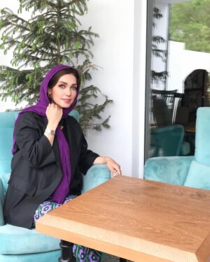 Shahrzad Kamalzadeh Instagram - پرنده با پرواز معنا می شود  پرنده شکسته بال می میرد  پرنده شکسته بال دیگر اسمش هم پرنده نیست!  اندیشه ات را پرواز بده تا نمیرد اگر شده تا سقف اتاق رویایت ! تا تنگ ماهی تنهایی ات
#شهرزادکمالزاده #لایف_استایل #پرواز #زندگی #آرامش #خرداد
