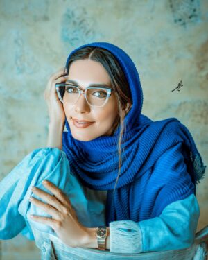 Shahrzad Kamalzadeh Instagram - ناز کن شیرین غزل بس ناز دارد چشم تو
حس لذت آور شهناز دارد چشم تو

می نوازد روح را دیدار گرم چشمهات
یک نگه شیرینی اواز دارد چشم تو

کار حیرت اوری در چشمهایت دیده ام
دختر پیغمبری؟ اعجاز دارد چشم تو

در نگاهت خوانده ام اشعار نغز “خواجه” را
جلوه های گلشن شیراز دارد چشم تو

پشت چشمان سیاهت روشنی خوابیده است
یک چمن،یک باغ چشم انداز دارد چشم تو

می برد عطر نگاهت عقل و هوشم را،مگر
شیشه ی عطر غزل را باز دارد چشم تو

@optic_mb ❤️👌🌟😎