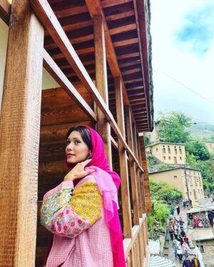 Shahrzad Kamalzadeh Instagram - هیپنوتیزم نوعی ریلکسیشن متمرکز است که با کنار زدن ضمیر خودآگاه، دسترسی به ضمیر ناخودآگاه را راحت تر می کند و این ویژگی، مهمترین نقطه قوت هیپنوتیزم است. همه می دانیم که بسیاری از عادات، مشکلات، باورها و رفتارهای ما ناشی از ضمیر ناخودآگاه ماست (تعبیر کوه یخ فروید را حتما شنیده اید که می گوید سرچشمه۹۰ درصد باورها، افکار، احساسات و رفتارهای ما ضمیر ناخودآگاه ماست) و هیپنوتیزم می تواند ضمیر ناخودآگاه را در دسترس ما قرار دهد. به نظرتان فوق العاده نیست! 
#هیپنوتیزم #هیپنوتیزم_درمانی #هیپنوتراپی #هیپنوز#دکتر_هادی_منافی
