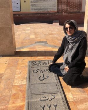 Shahrzad Kamalzadeh Instagram - ‎پندی نغز و شیرین دارم: "ناتوان ترین مردم کسی است که نتواند دوست حقیقی برای خود پیدا کند و ناتوان تر از او کسی است که دوستان خود را از دست بدهد

#شهرزاد_کمال_زاده #پوریای_ولی #انسانیت #جوانمردی #دوستی #انسان #انسانم_آرزوست